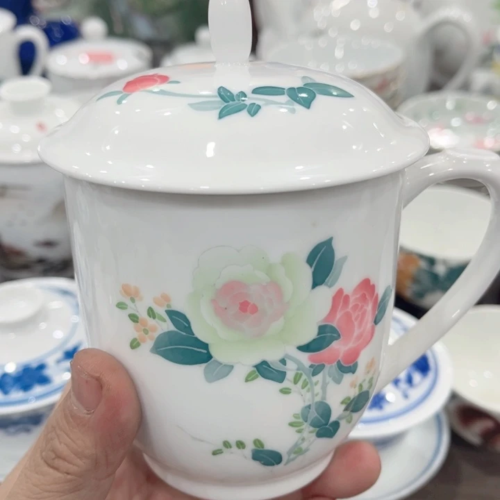 壶那**候釉下五彩的瓷器和瓷器