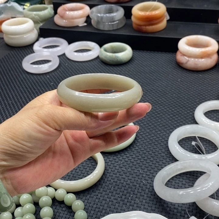 石英质玉（佘太翠）手镯未镶嵌小****?