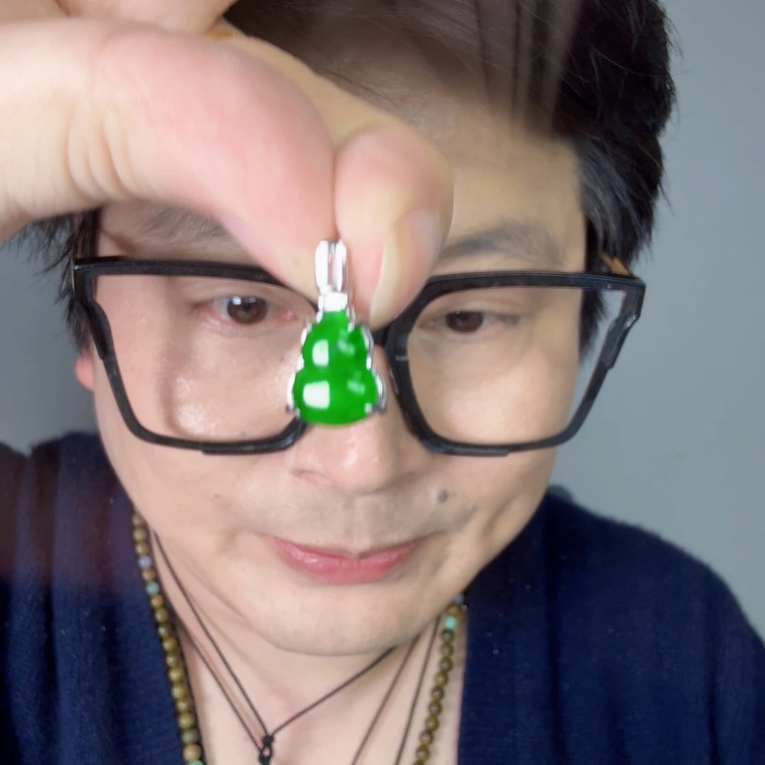 翡翠未镶嵌颈饰一件