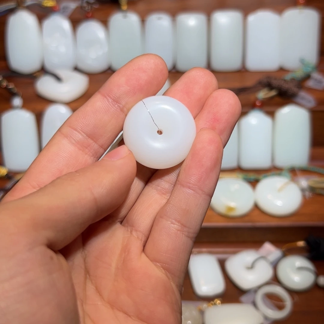 颈饰未镶嵌和田玉（糖玉）?**呀