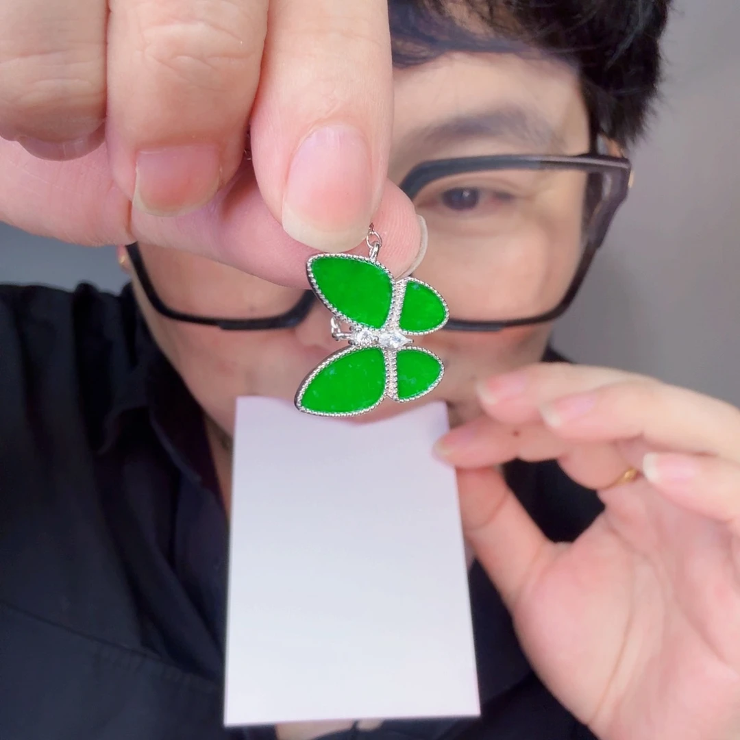 翡翠未镶嵌颈饰一件