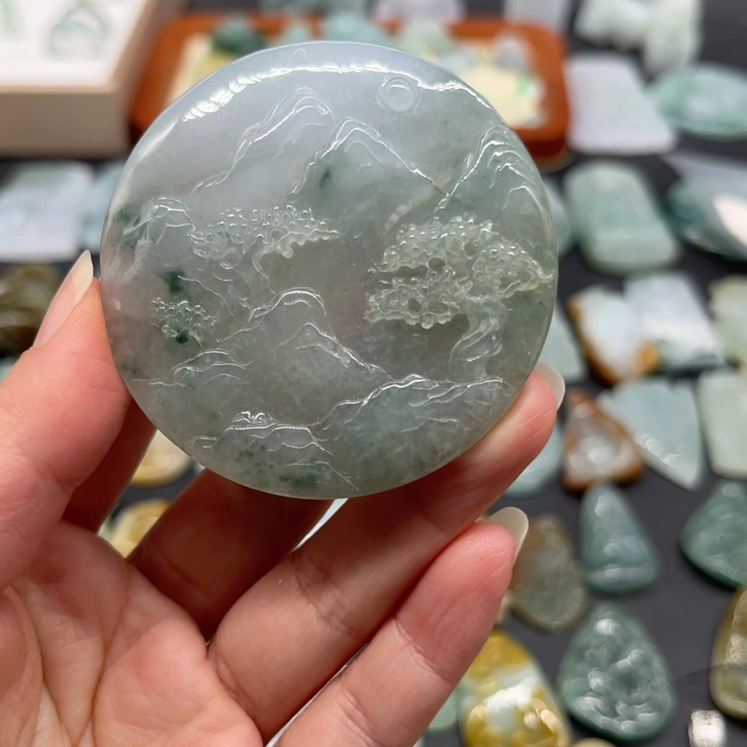 翡翠未镶嵌颈饰山水