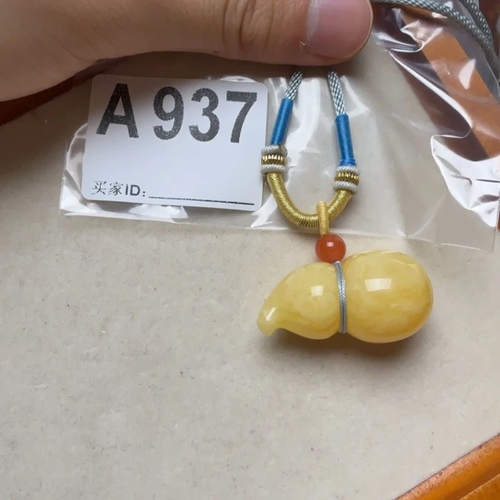 鱿****琥珀未镶嵌颈饰琥珀蜜蜡吊坠项链