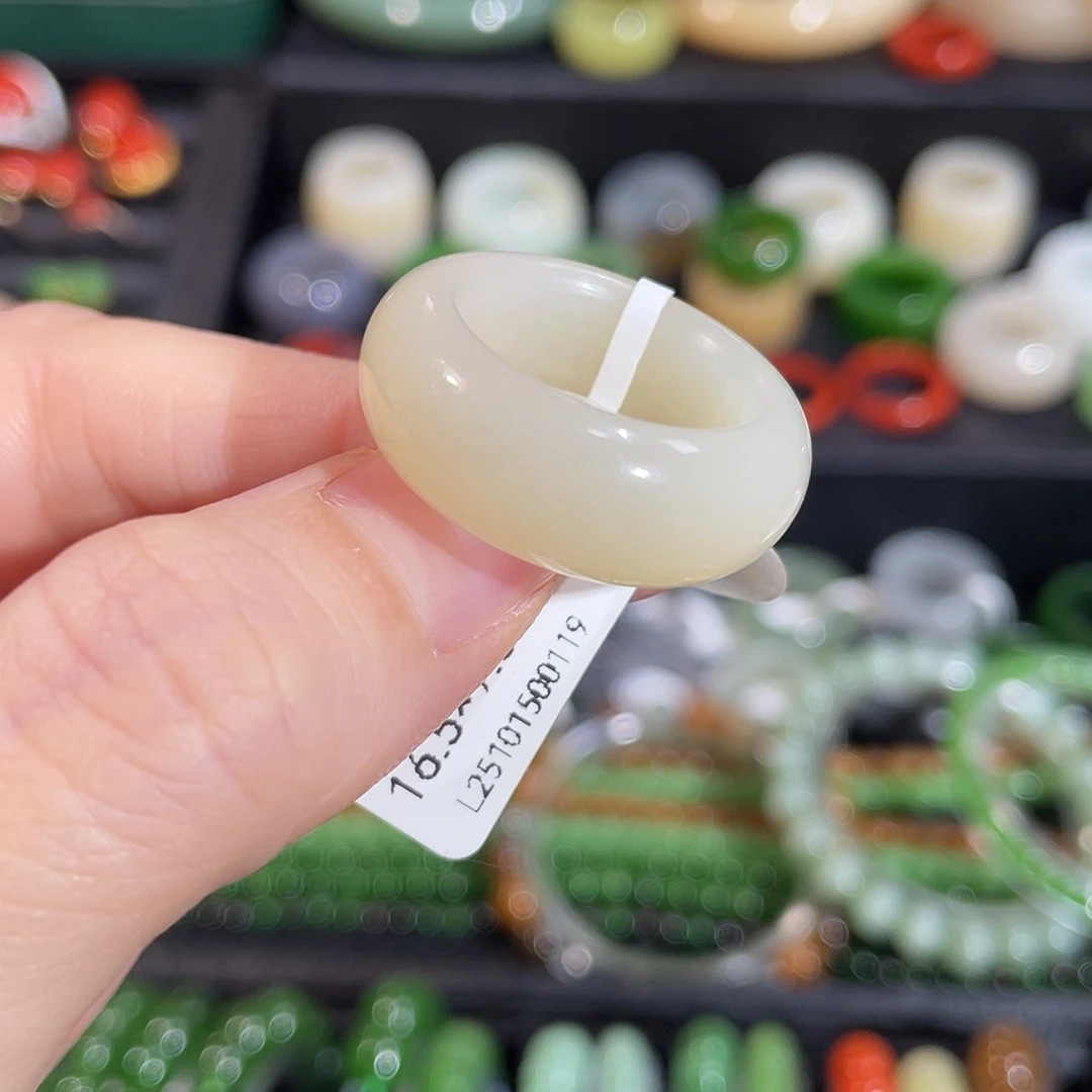 和田玉（糖玉）未镶嵌戒指内径16.5 宽9.6 厚5.1