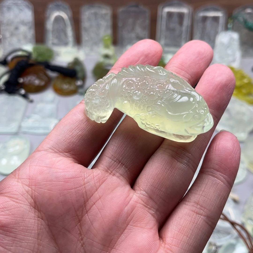蛇纹石玉未镶嵌颈饰