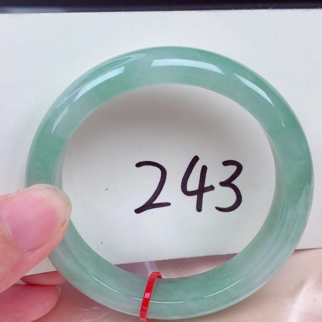 翡翠手镯未镶嵌翡翠