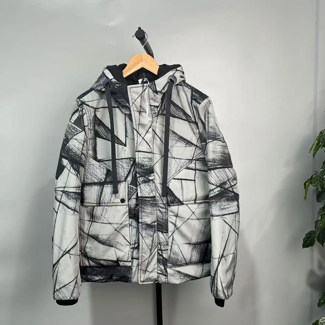 海港城奢牌秋冬季浅灰色满身线条连帽拼接白鸭绒羽绒服 Q0109 C1