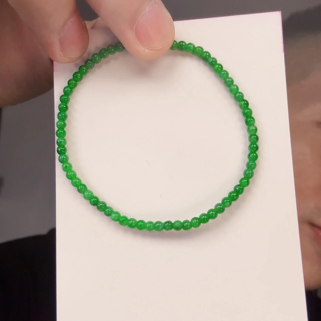 翡翠未镶嵌颈饰一件