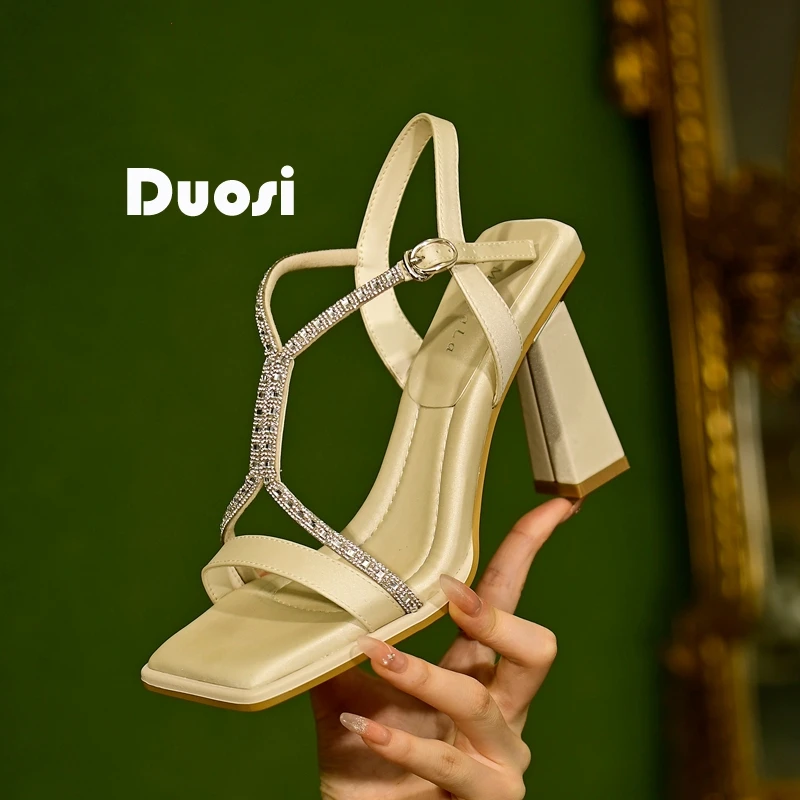 【DUOSI】8cm一字扣凉鞋女夏水钻细跟配裙子宴会鞋时尚高跟鞋L9028