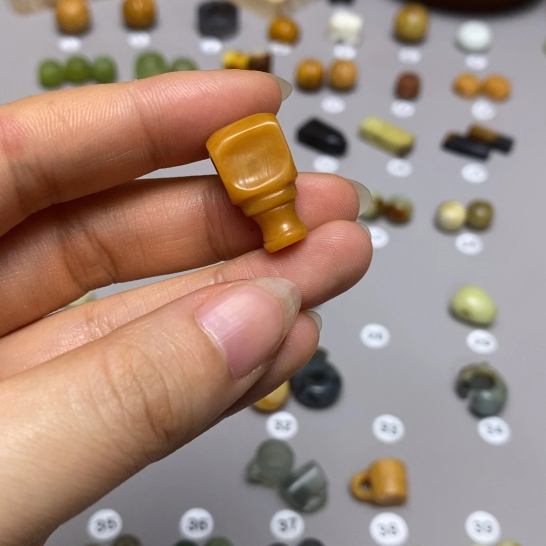 蛇纹石玉配饰合金果*