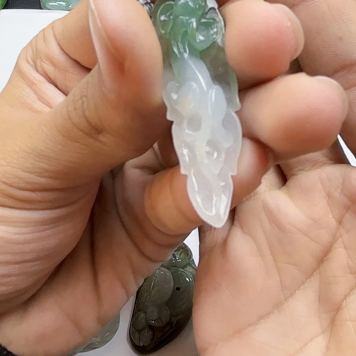 吕***娃翡翠未镶嵌颈饰天然翡翠直播闪购