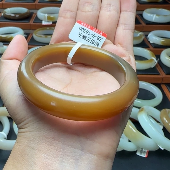 和田玉（糖玉）手镯未镶嵌满色金山老红糖正装