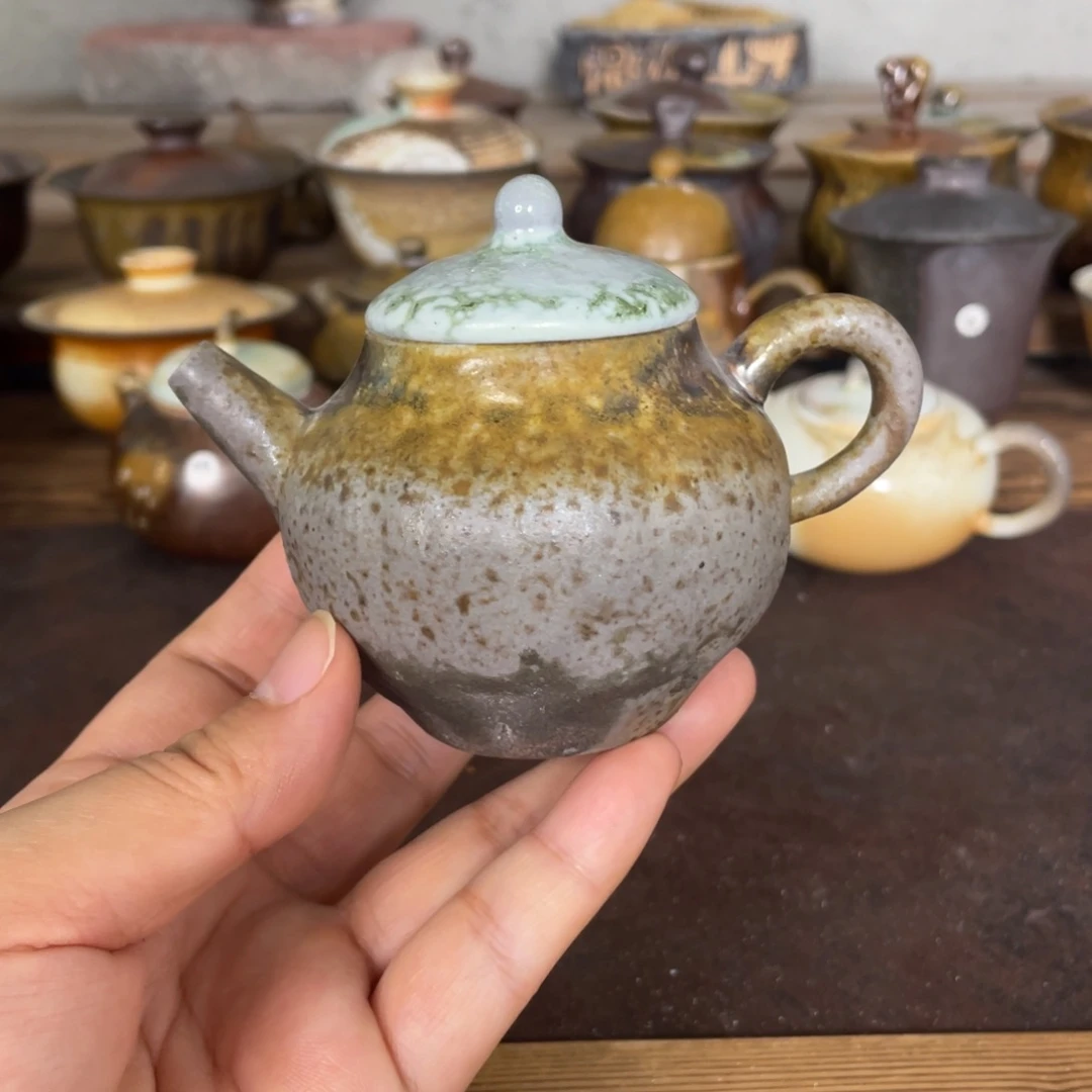 千锤百炼壶。陶泥。   柴烧。