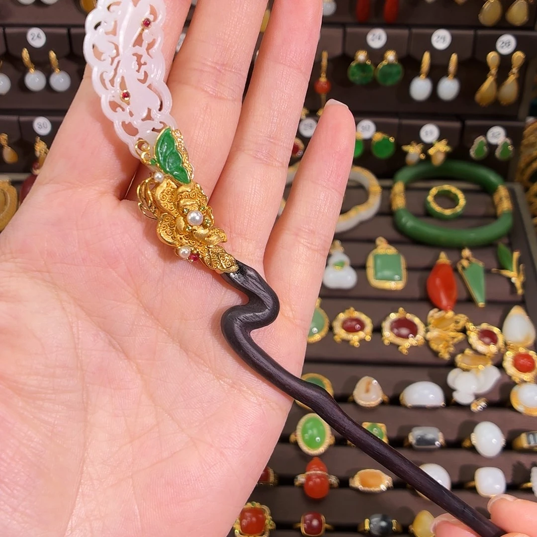 颈饰18K金镶嵌和田玉