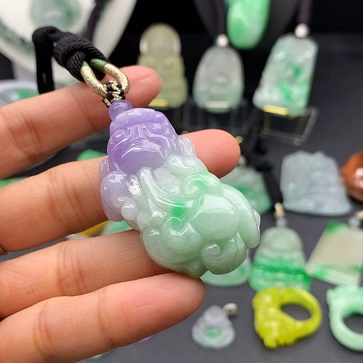 翡翠未镶嵌吊坠(赠链)