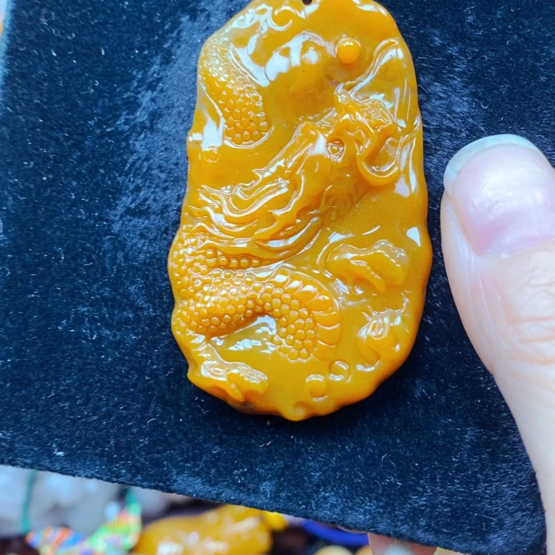 未镶嵌石英质玉（黄龙玉）颈饰