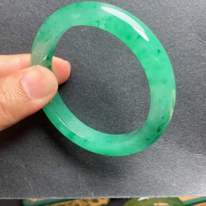 未镶嵌手镯石英质玉