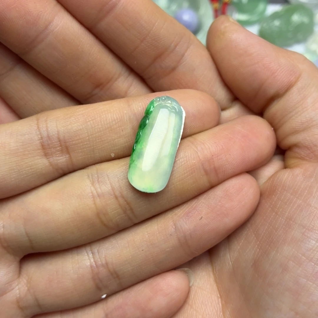 翡翠未镶嵌颈饰绿瓜