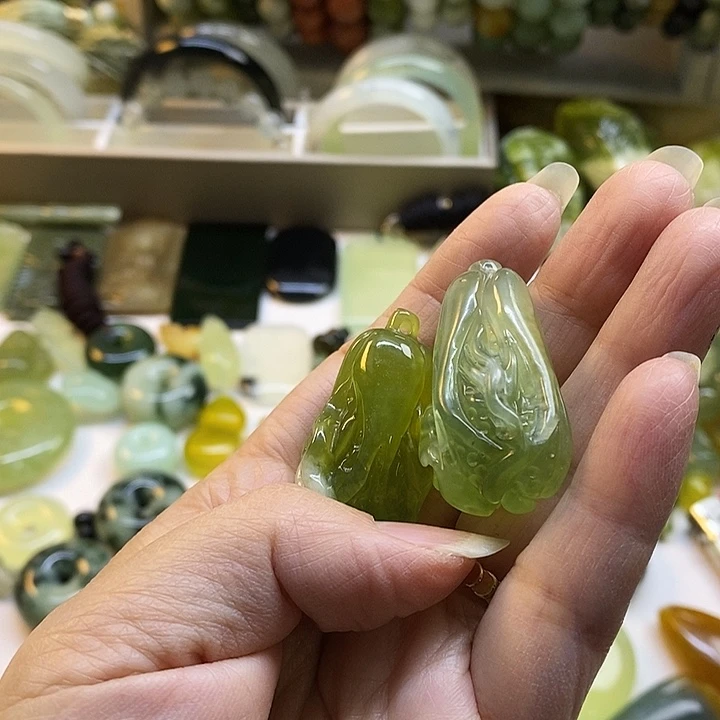 未镶嵌蛇纹石玉手镯夏****y