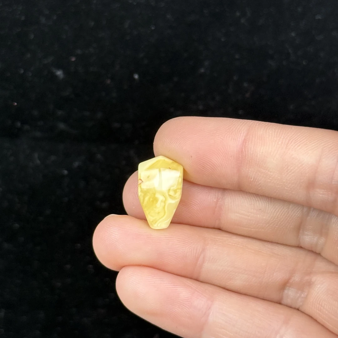 Y9535天然原矿蜜蜡 鸡油黄三通 10*17mm 0.7g支持复检假一罚四