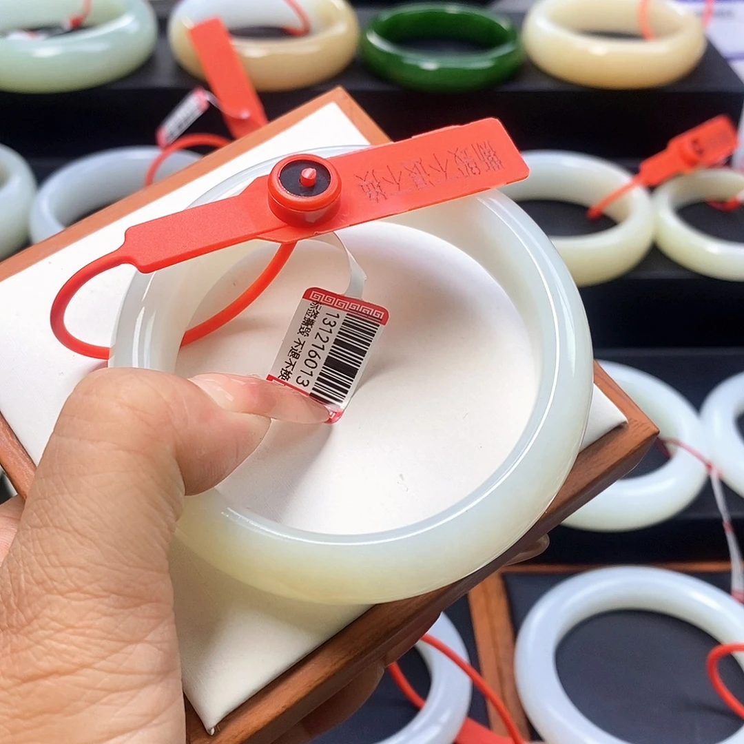 一***达和田玉未镶嵌手镯