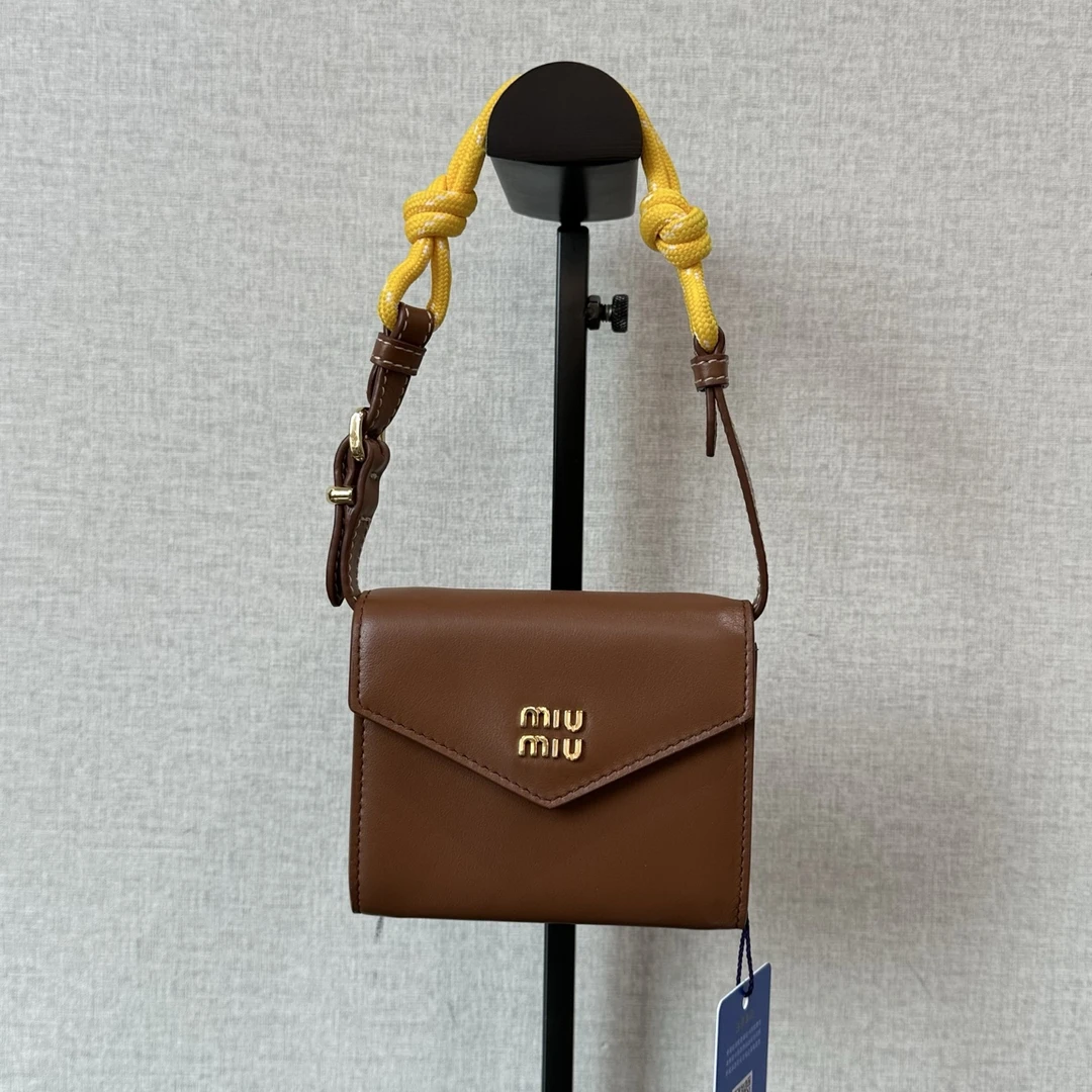 95新 MIU MIU/缪缪 焦糖色绳结手提信封包 10488
