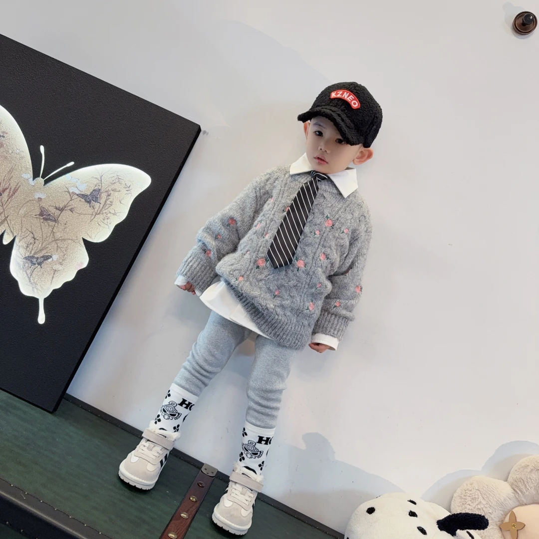 濮六六童装 男女童日韩系清新灰拼粉色花朵刺绣圆领套头加厚毛衣