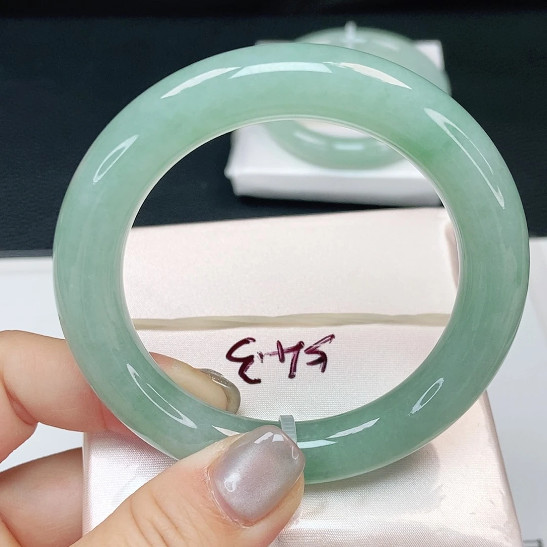 翡翠手镯未镶嵌晴水绿胖圆条