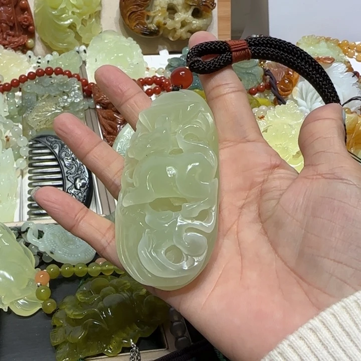 未镶嵌蛇纹石玉吊坠