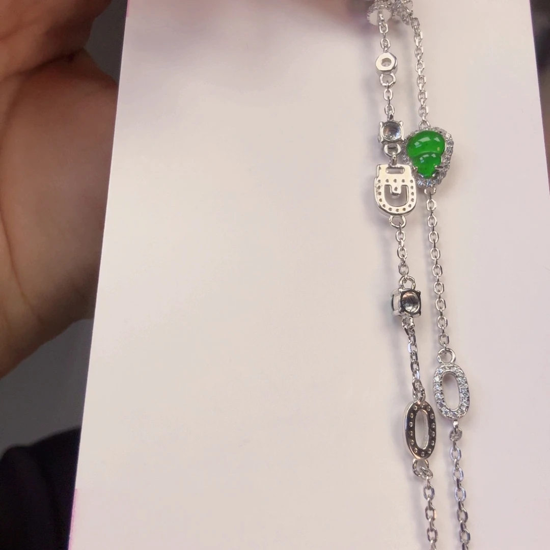 翡翠未镶嵌颈饰一件