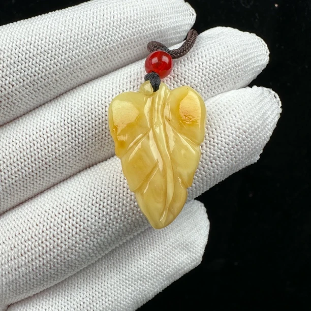 Y9604天然俄料蜜蜡雕刻叶子19x29mm 1.6克