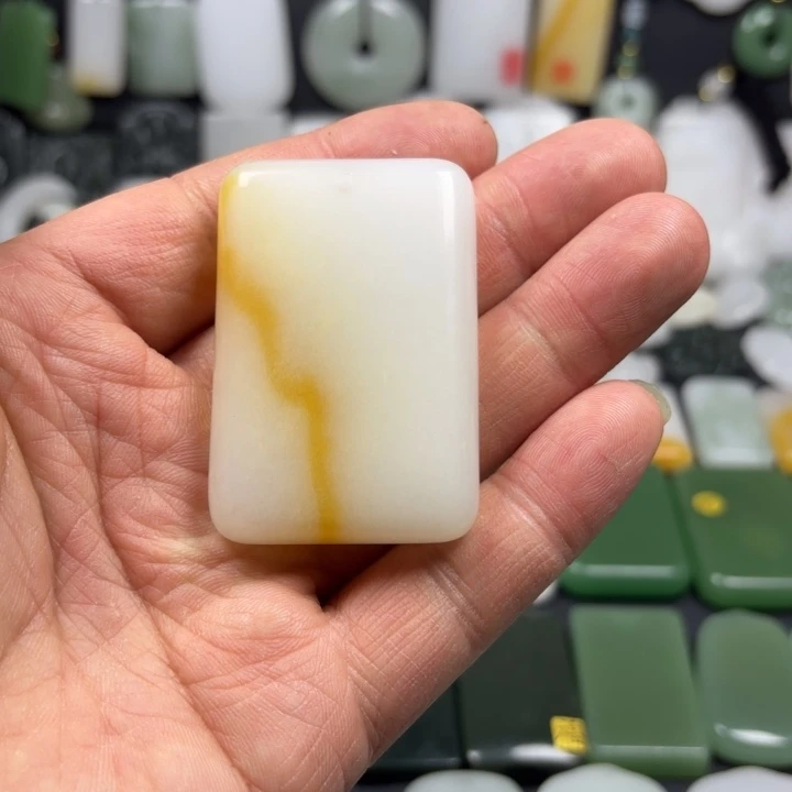 石英质玉（金丝玉）未镶嵌颈饰