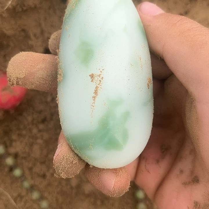 颈饰未镶嵌透闪石质玉