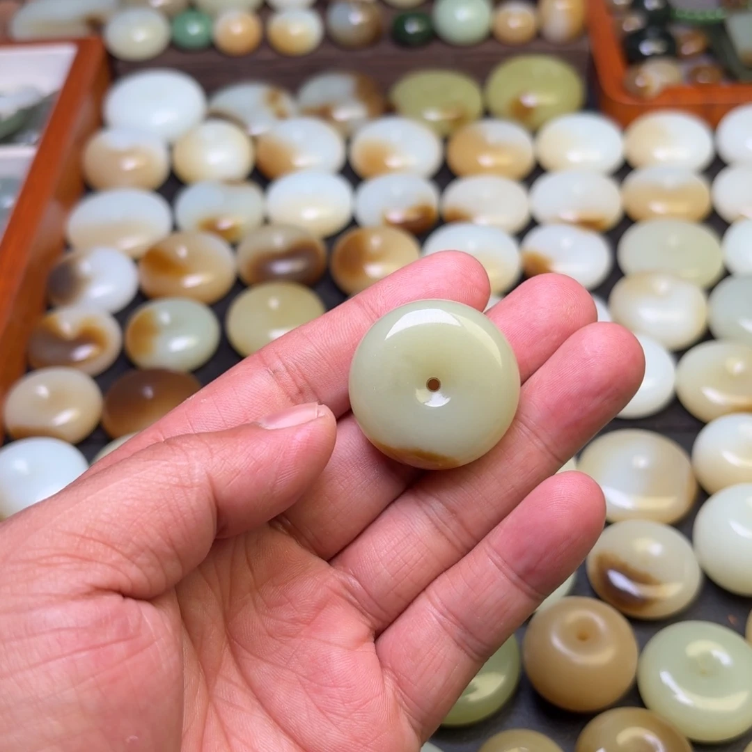 雯***园和田玉（糖玉）未镶嵌颈饰