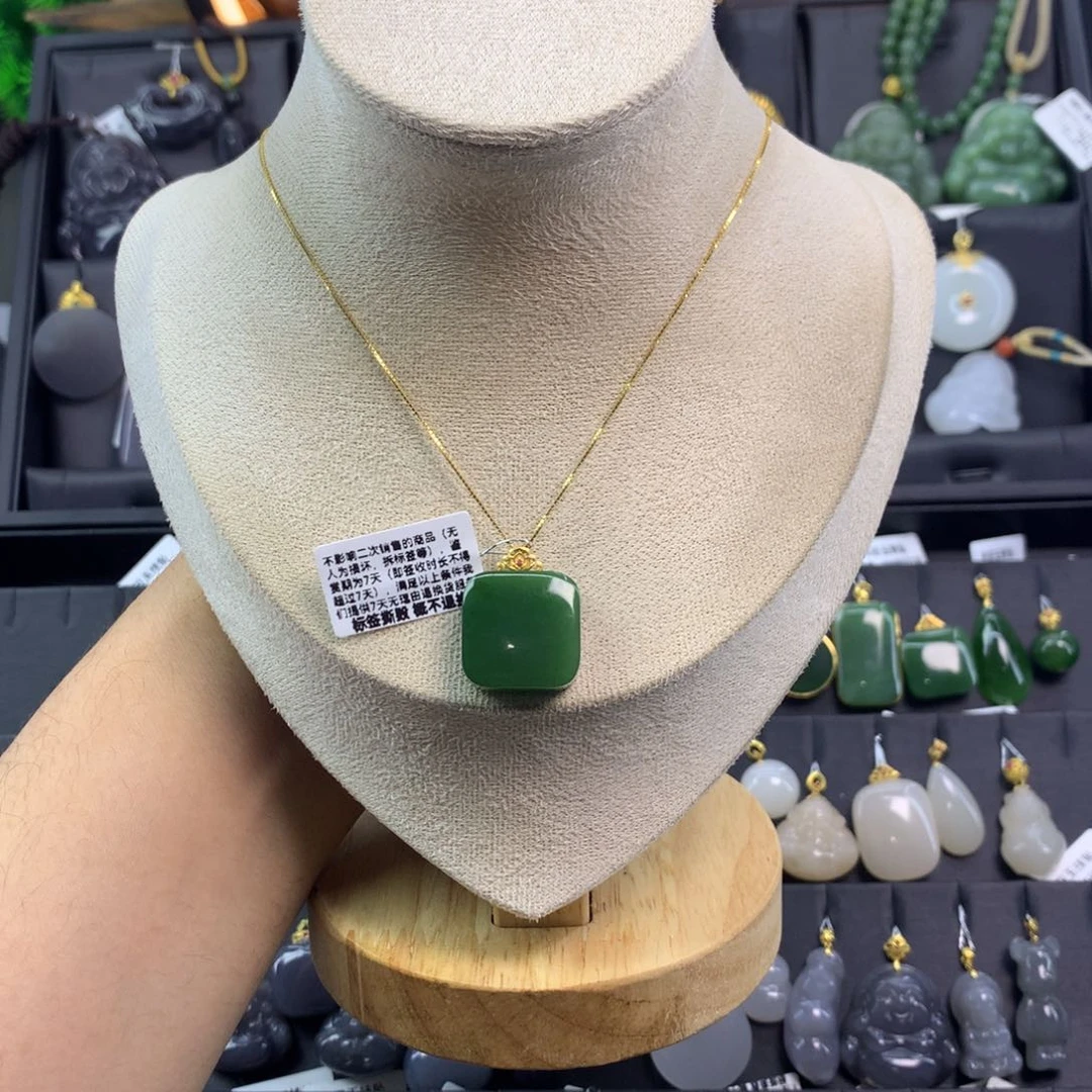 和田玉吊坠18K金镶嵌