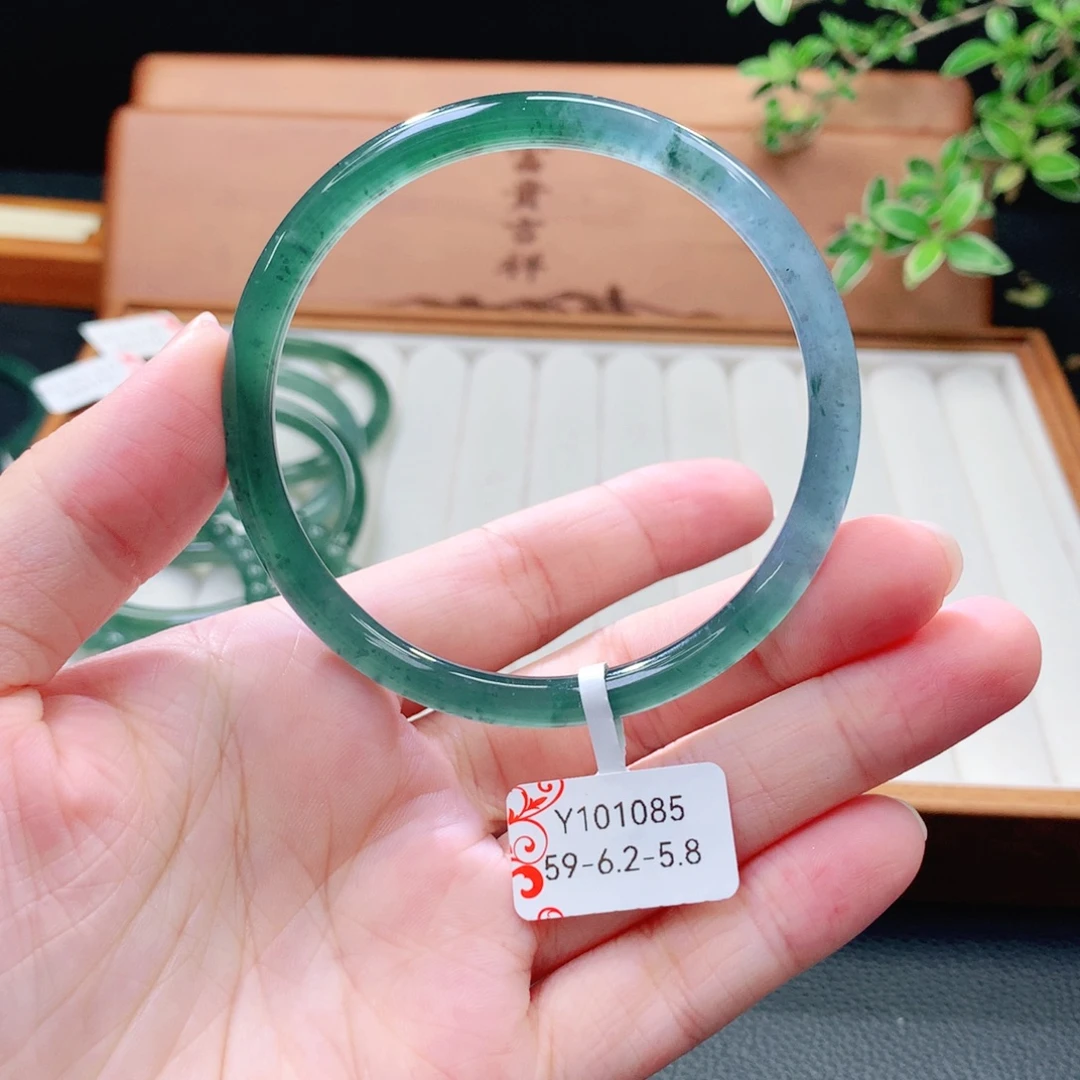 翡翠未镶嵌手镯（圆镯）