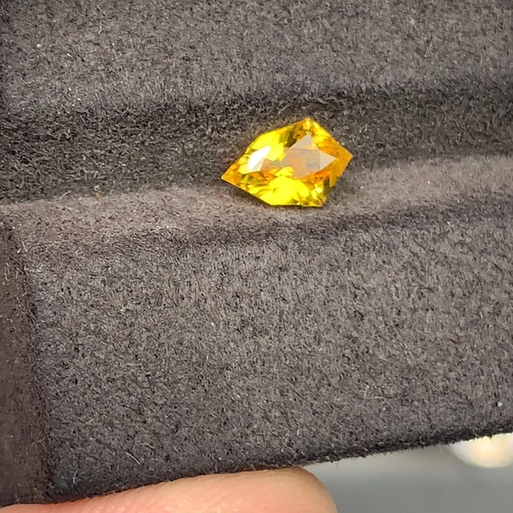 彩色蓝宝石裸石异形黄蓝宝1ct