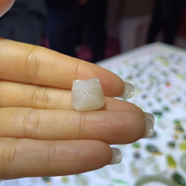 ****燕和田玉未镶嵌颈饰