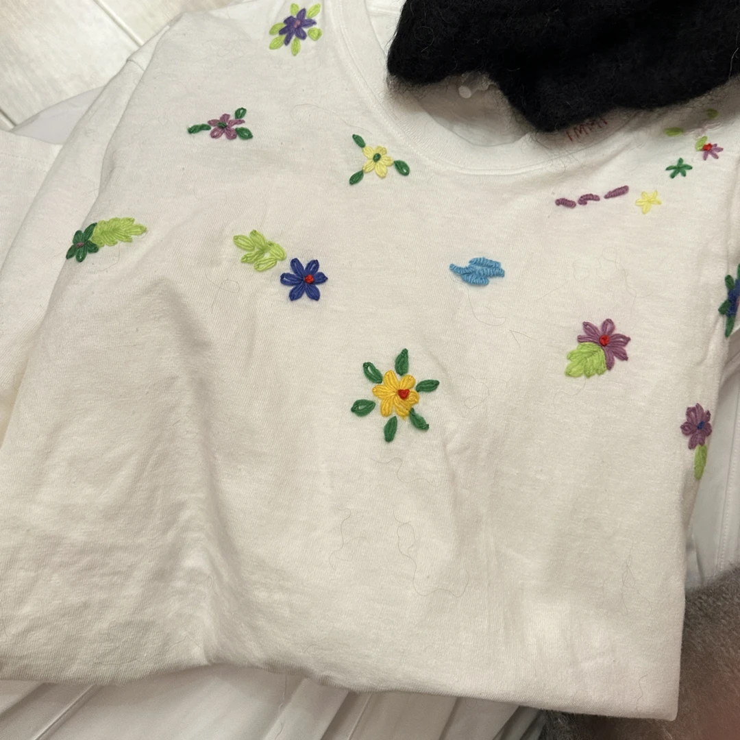 立体小花白T 宽松长袖圆领套头上衣
