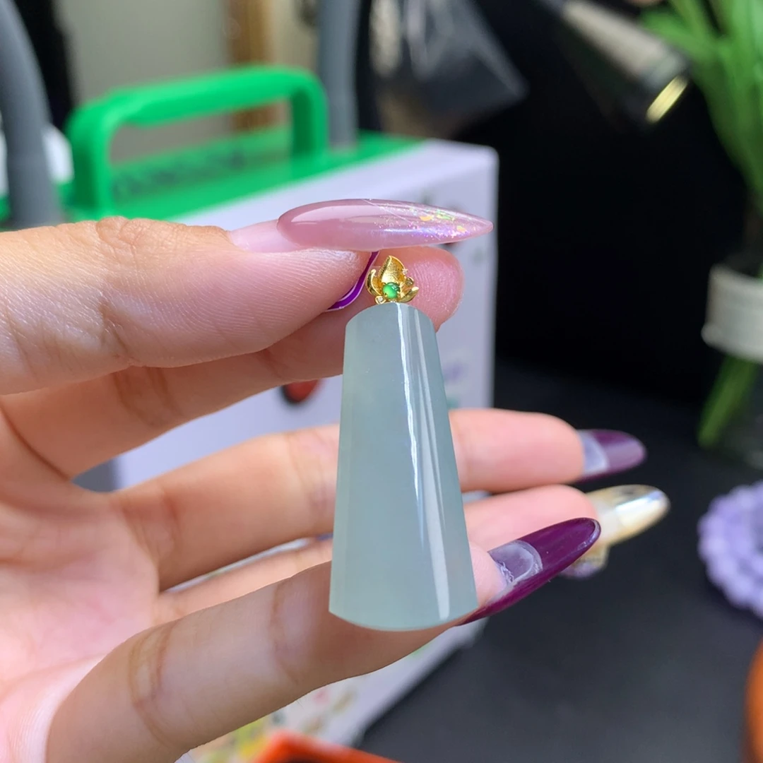 翡翠18K金镶嵌颈饰