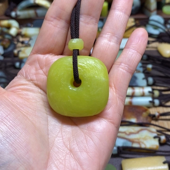 徐***武蛇纹石玉未镶嵌挂件