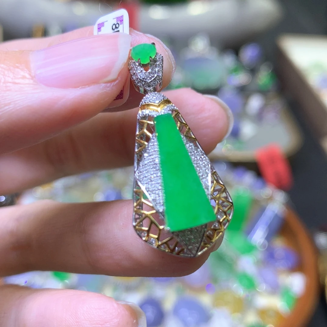 【闪购商品】翡翠颈饰18K金镶嵌翡翠吊坠项链