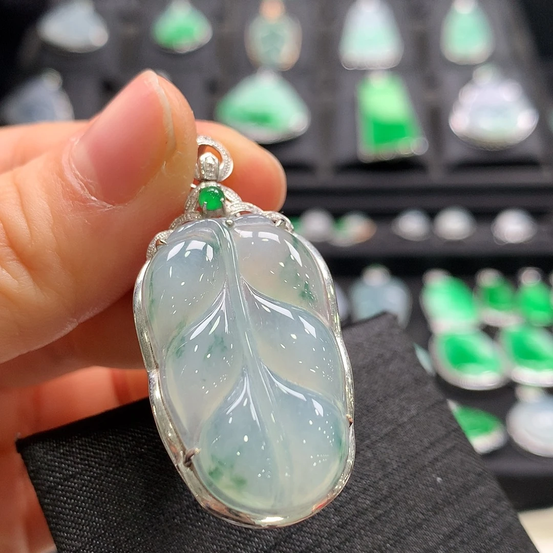 翡翠18K金镶嵌颈饰叶子