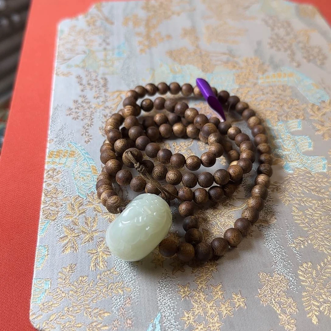 小***姚和田玉未镶嵌颈饰