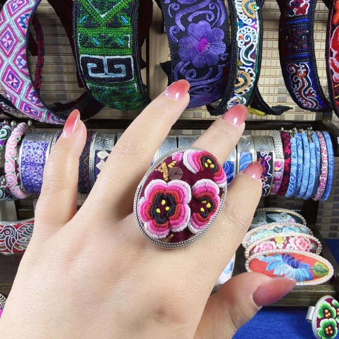 传承非遗刺绣饰品52