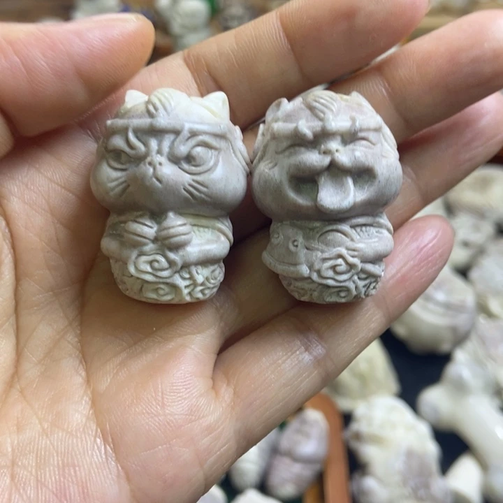 张***泼配饰鹿角雕刻一对出