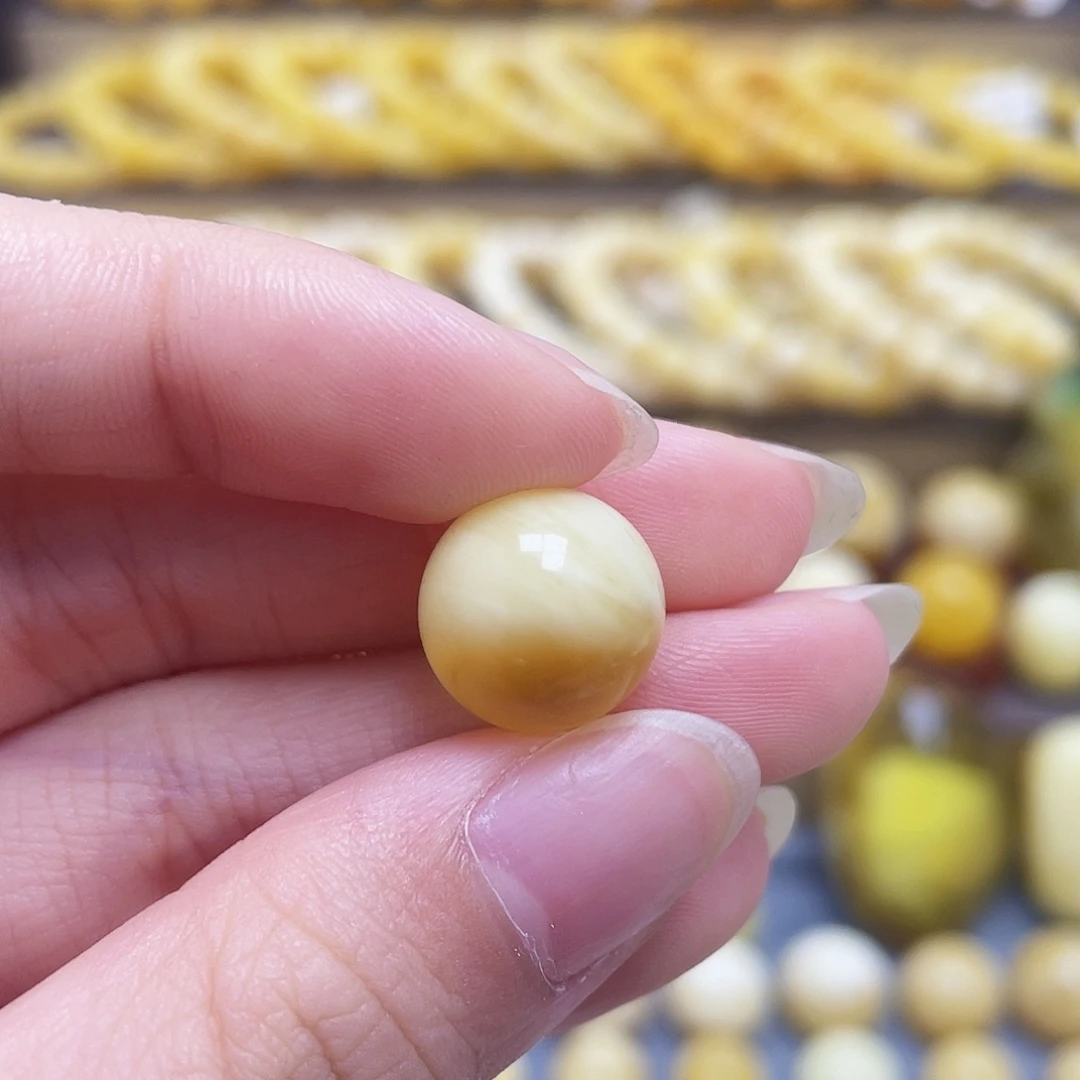 未镶嵌琥珀裸石13mm圆珠瑕疵