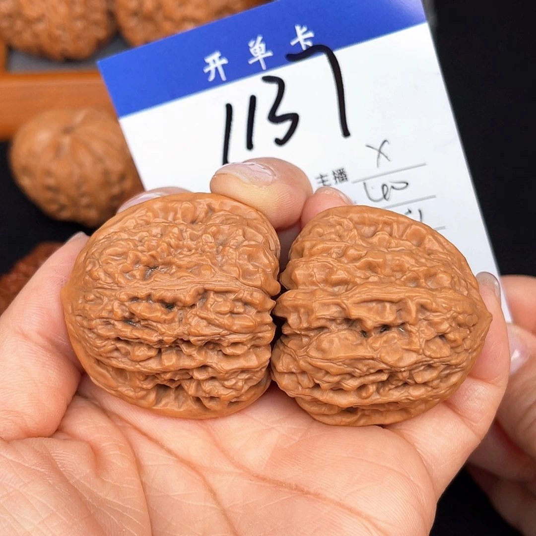 文玩核桃吊坠平谷凹底40尺。  1137