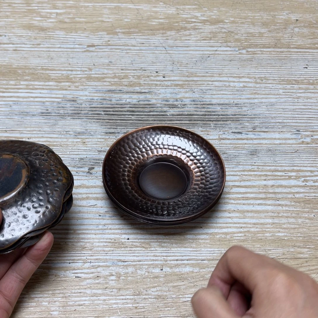 瓷片腹***者密密麻麻地排列着