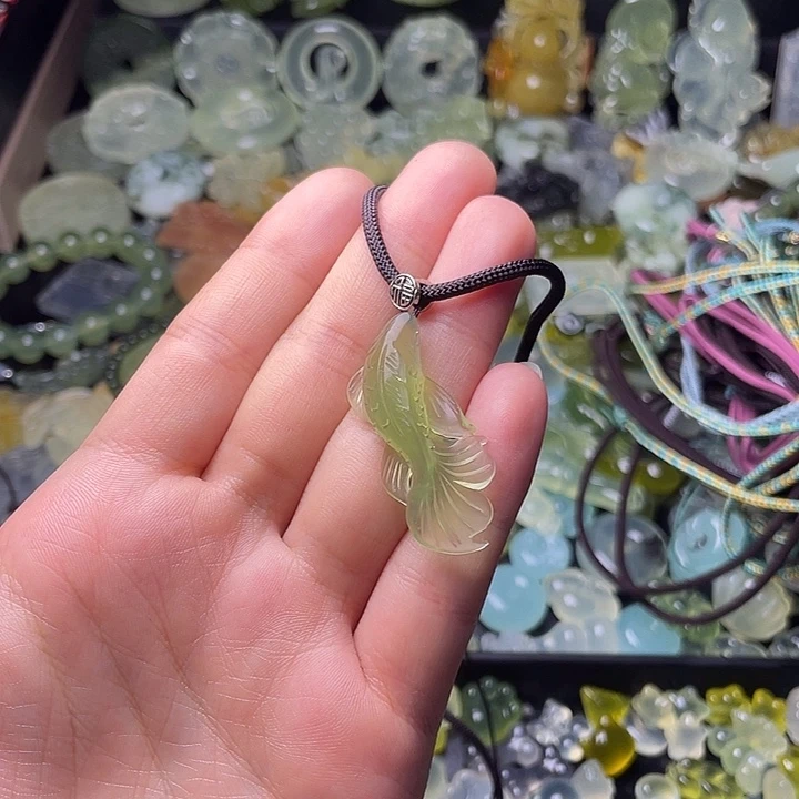 吉***祥蛇纹石玉合金颈饰小鱼绑绳无售后